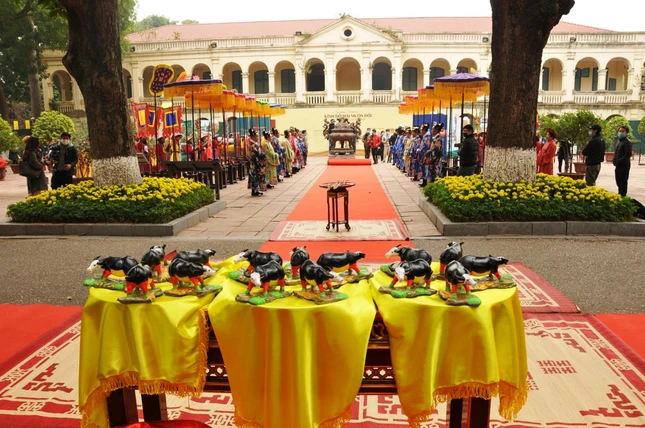 Xuất phát từ một nghi lễ trong cung đình, dần dần lễ “Tiến xuân ngưu” lan ra toàn bộ kinh thành trong các triều đại Lê, Lý, Trần