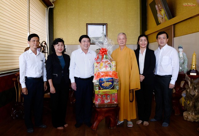 Tặng quà chúc Tết đến Hòa thượng