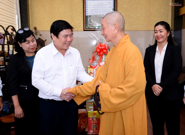 Ông Chủ tịch UBND TP.HCM với Trưởng lão Hòa thượng Thích Trí Quảng