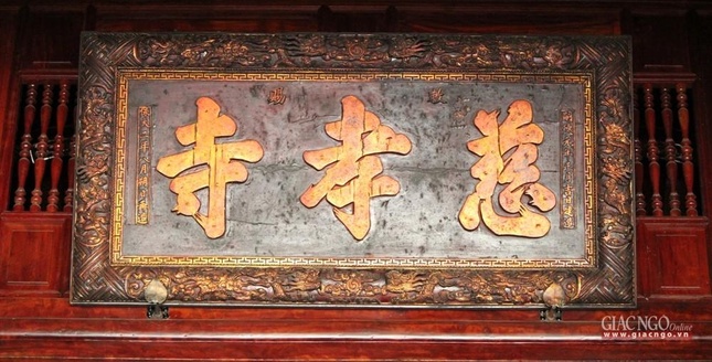 Bức hoành “Sắc tứ Từ Hiếu tự” được tái tạo thời Bảo Đại từ bức hoành thời Tự Đức nguyên niên đặt giữa chánh điện