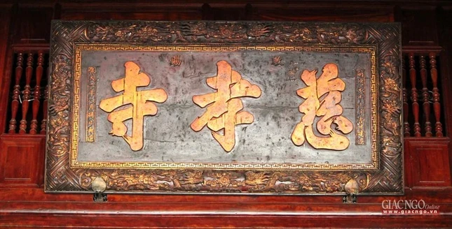 Bức hoành “Sắc tứ Từ Hiếu tự” được tái tạo thời Bảo Đại từ bức hoành thời Tự Đức nguyên niên đặt giữa chánh điện