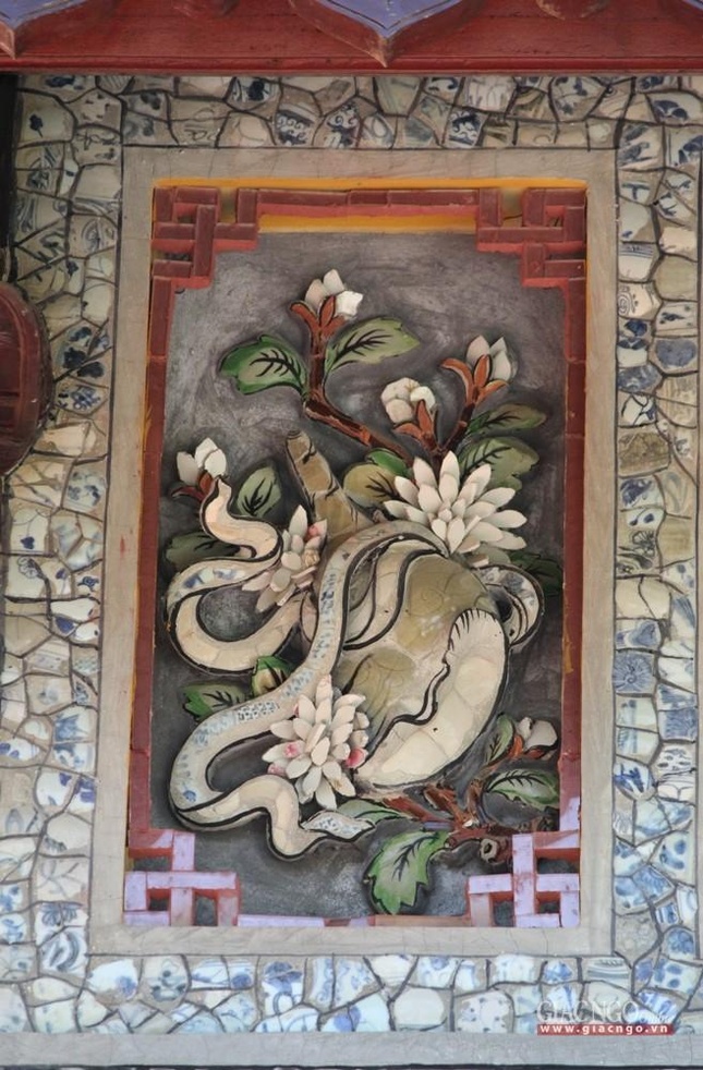 Họa tiết hoa lá, chữ được khảm sành tinh xảo dựa theo hình ảnh của họa tiết cũ