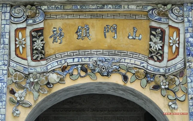 Các mảng sành sứ đều được dùng bằng sành sứ cũ nên họa tiết rất sống động, không bị lệch màu