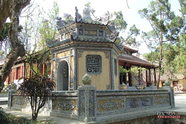 Nhà bia trước chánh điện