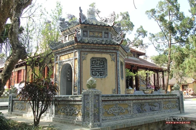 Nhà bia trước chánh điện