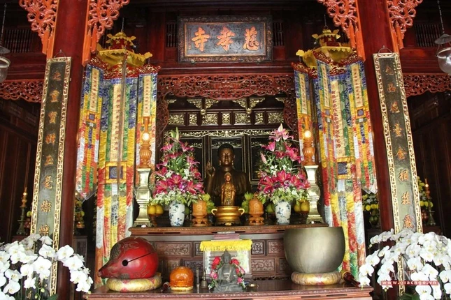 Thờ tự nội điện được giữ nguyên hệ thống bàn thờ và tượng tao cảm giác gần gũi