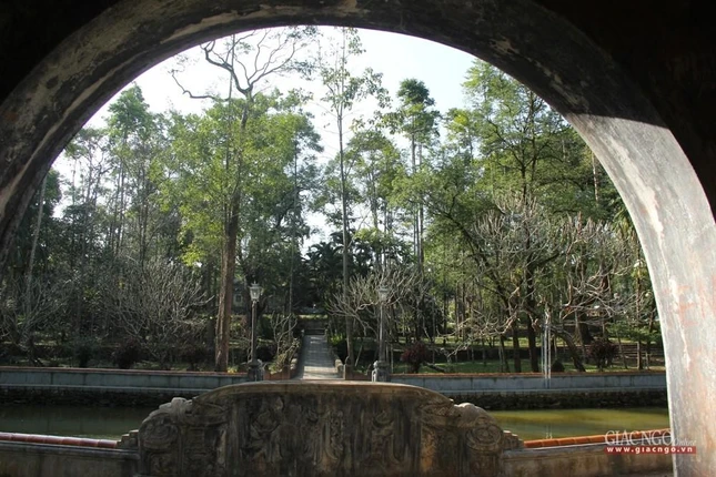 Nhìn bên ngoài vào