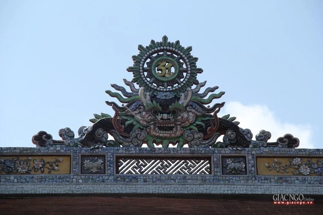 Mặt nhật trên nóc nhà hậu tổ được sao lại nguyên bản