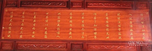 Nét chữ lối thảo hành của Hòa thượng Thanh Quý Chơn Thiệt được chụp nguyên bản và khắc lại trên bản gỗ, gắn vị trí cũ trong chánh điện