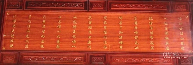 Nét chữ lối thảo hành của Hòa thượng Thanh Quý Chơn Thiệt được chụp nguyên bản và khắc lại trên bản gỗ, gắn vị trí cũ trong chánh điện