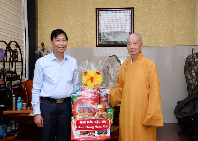 Ông Đỗ Văn Phớn chúc Tết Trưởng lão Hòa thượng Thích Trí Quảng
