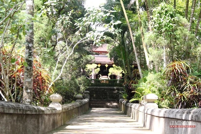 Chùa Huế thường nép mình, hài hòa trong thiên nhiên