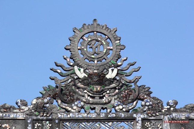 Đỉnh nóc tràn trí lưỡng long chầu pháp luân