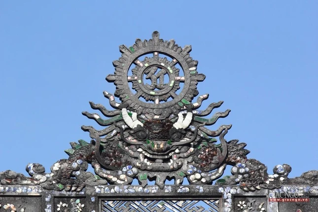 Đỉnh nóc tràn trí lưỡng long chầu pháp luân