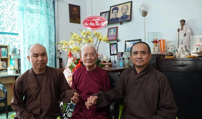 Thăm cư sĩ lão thành Tâm Bửu Tống Hồ Cầm tại tư gia