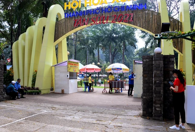 Hội hoa xuân cũng thưa người Hội hoa xuân cũng thưa người