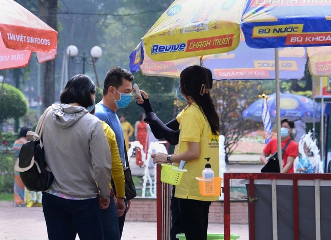 Khách tham quan phải đo thân nhiệt và rửa tay sát khuẩn trước khi vào khuôn viên bên trong Khách tham quan phải đo thân nhiệt và rửa tay sát khuẩn trước khi vào khuôn viên bên trong