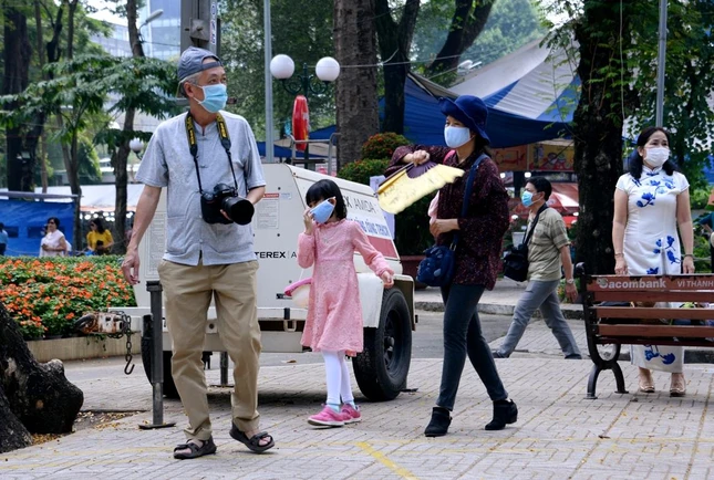 Lớn nhỏ, khách tham quan, người làm dịch vụ đều nghiêm túc đeo khẩu trang Lớn nhỏ, khách tham quan, người làm dịch vụ đều nghiêm túc đeo khẩu trang