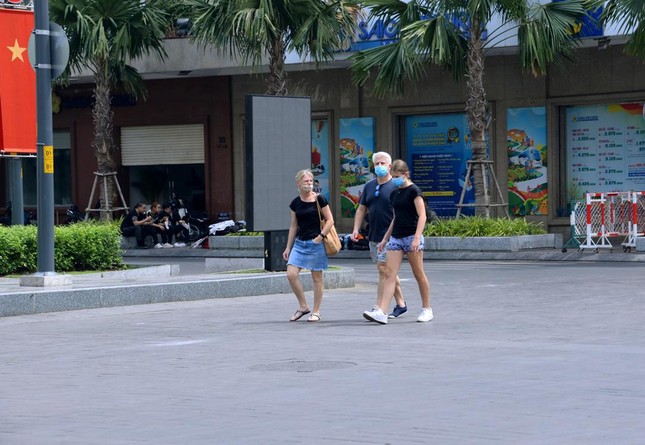 Trên đường phố vắng người