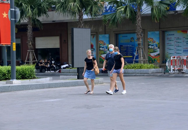 Trên đường phố vắng người Trên đường phố vắng người