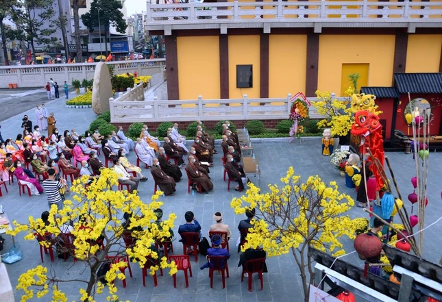 Khai mạc Phố ông đồ do Ban Văn hóa Phật giáo TP.HCM tổ chức tại Việt Nam Quốc Tự chiều 7-2 Khai mạc Phố ông đồ do Ban Văn hóa Phật giáo TP.HCM tổ chức tại Việt Nam Quốc Tự chiều 7-2