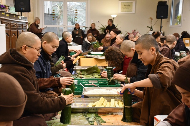 Ở Làng Mai có hai ngày hội hoa, đó là Hội Hoa Mai và Hội Hoa Thủy Tiên