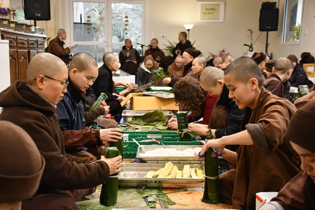 Ở Làng Mai có hai ngày hội hoa, đó là Hội Hoa Mai và Hội Hoa Thủy Tiên