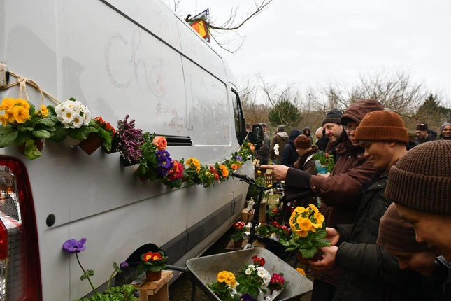 Tới mùa xuân năm 1996 thì Làng Mai mua thêm được xóm Mới, đặt tên chùa Từ Nghiêm, tên chữ là Thiên Ý Thôn Từ Nghiêm Tự