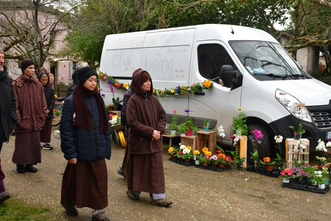 Sau khi mua Xóm Hạ được vài tháng chúng tôi mua được Xóm Thượng. Xóm Thượng trở thành chùa Pháp Vân, tên chữ là Thệ Nhật Sơn Pháp Vân Tự