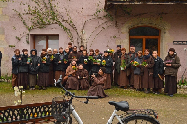 Trong nhiều chục năm liền, Thiền sư Thích Nhất Hạnh trực tiếp hướng dẫn giảng dạy