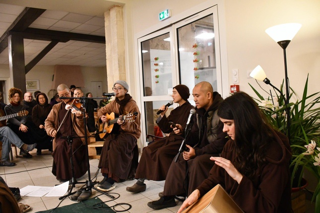 Thiền sư luôn nhấn mạnh yếu tố Tăng thân