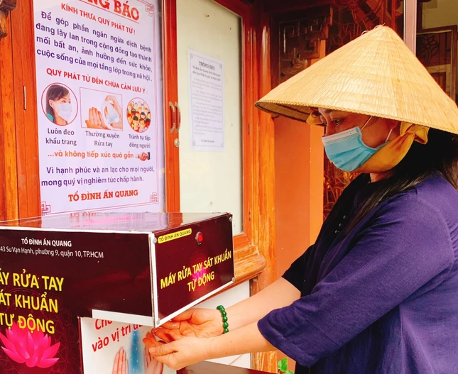 Chùa Ấn Quang trang bị máy khử khuẩn và phổ biến các thông báo hướng dẫn phòng, chống Covid-19 - Ảnh: Hoằng Tâm