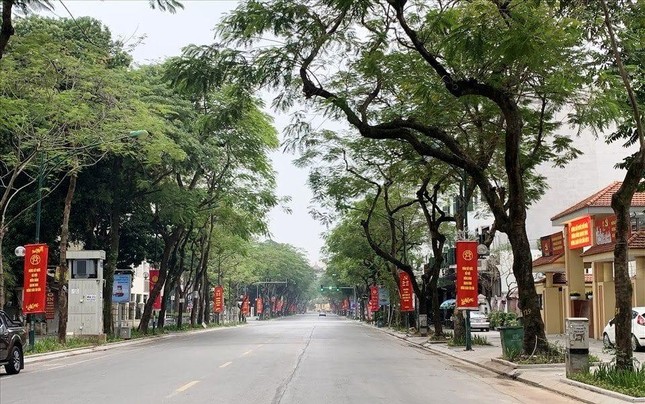 Có nơi không một bóng người, chỉ lác đác vài chiếc ô-tô trên đường Có nơi không một bóng người, chỉ lác đác vài chiếc ô-tô trên đường