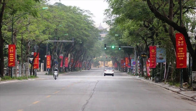 Đường xá Hà Nội vẳng vẻ