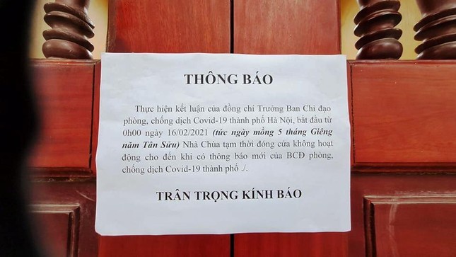 Bảng thông báo dán ở chùa Quán Sứ Bảng thông báo dán ở chùa Quán Sứ