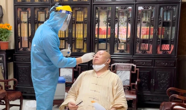 Nhân viên y tế Trung tâm Y tế quận Tân Bình lấy mẫu xét nghiệm