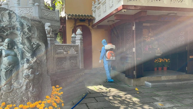 Chiều tối 21-2, Trung tâm Y tế quận Tân Bình công bố kết quả tất cả 32 người tại chùa Viên Giác được lấy mẫu xét nghiệm Covid-19 đều âm tính với SARS CoV2 Chiều tối 21-2, Trung tâm Y tế quận Tân Bình công bố kết quả tất cả 32 người tại chùa Viên Giác được lấy mẫu xét nghiệm Covid-19 đều âm tính với SARS CoV2