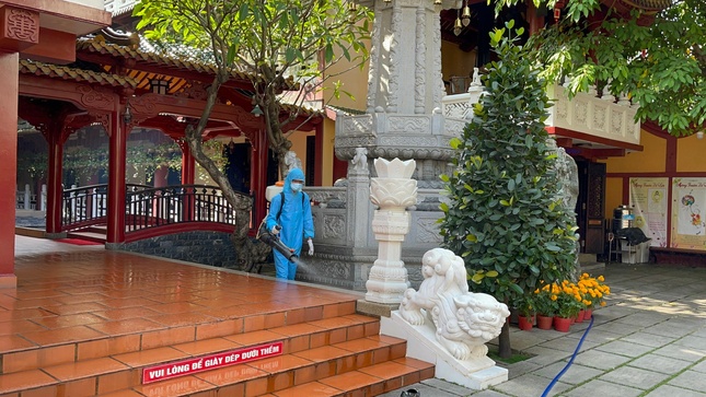 Nhân viên y tế quận Tân Bình phun thuốc khử khuẩn tại chùa Viên Giác hôm 22-2