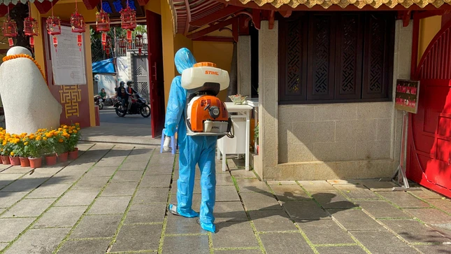 Lãnh đạo Trung tâm Y tế quận Tân Bình đề nghị lấy mẫu xét nghiệm giám sát chủ động đối với 32 người gồm chư Tăng và cư sĩ công quả có mặt trong buổi lễ tối 19-2 Lãnh đạo Trung tâm Y tế quận Tân Bình đề nghị lấy mẫu xét nghiệm giám sát chủ động đối với 32 người gồm chư Tăng và cư sĩ công quả có mặt trong buổi lễ tối 19-2