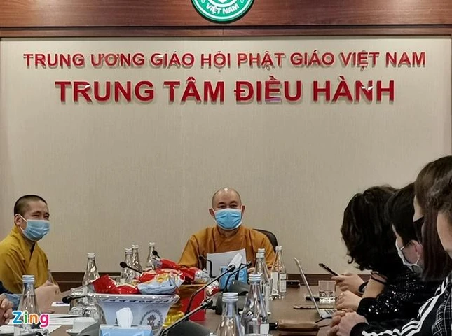 Thượng tọa Thích Đức Thiện giải thích về chủ trương cúng dường online. Ảnh: Ngọc Tân