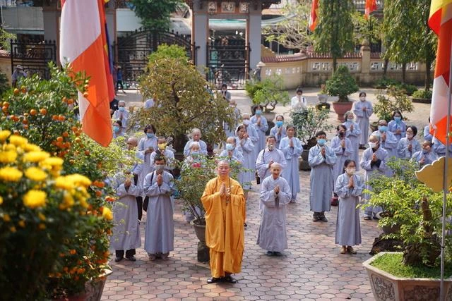 Phật tử tham dự đứng giãn cách ở sân trước chánh điện - Ảnh: Phật giáo Huế Phật tử tham dự đứng giãn cách ở sân trước chánh điện - Ảnh: Phật giáo Huế