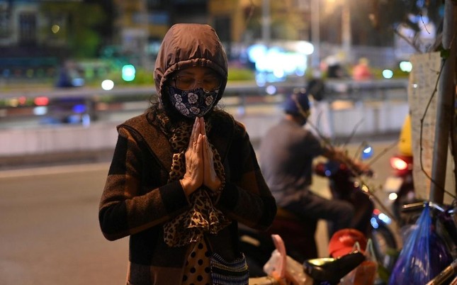 Một vài người dân dẫu biết buổi lễ được trực tuyến nhưng vẫn đến hướng vọng vào chùa cầu nguyện - Ảnh: Zing.vn Một vài người dân dẫu biết buổi lễ được trực tuyến nhưng vẫn đến hướng vọng vào chùa cầu nguyện - Ảnh: Zing.vn