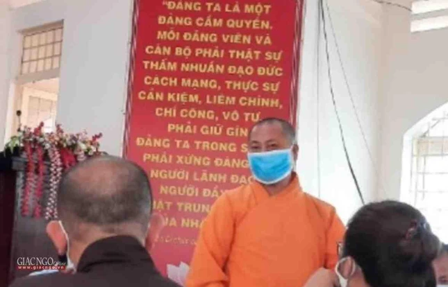 Dư luận bức xúc tại sao một trường hợp làm giả giấy tờ, giả dạng tu sĩ như ông Nguyễn Minh Phúc lại tồn tại nhiều năm qua mà chưa bị xử lý (ảnh: ông Nguyễn Minh Phúc tại một cuộc họp của các cơ quan chức năng địa phương, có sự tham dự của Ban Trị sự GHPGVN huyện Củ Chi)