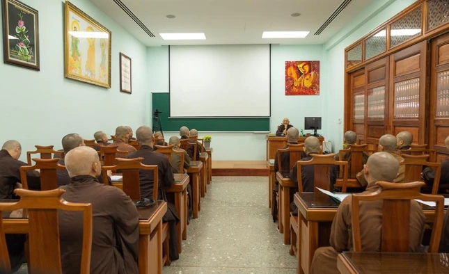 Lớp học tại tu viện Vĩnh Nghiêm