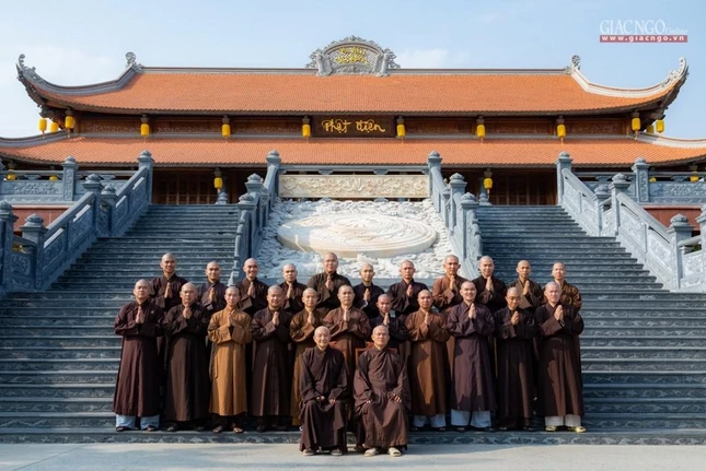 Các Tăng sinh viên lớp đầu tiên của khoa Luật học Phật giáo thuộc Học viện Phật giáo VN tại TP.HCM cùng với Hòa thượng Luật sư và Thượng tọa Trưởng khoa