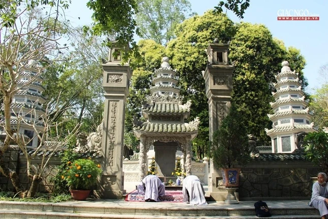 Bảo tháp ngài trong khuôn viên tổ đình Tường Vân, cố đô Huế