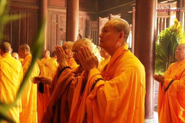 Chư tôn đức đảnh lễ tưởng niệm