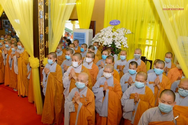 Chư Ni hiện diện hộ niệm