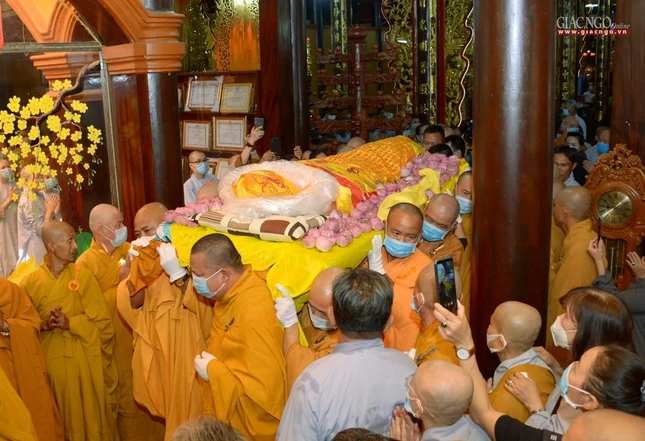 Môn đồ đệ tử thỉnh thân tứ đại Hòa thượng Ân sư đến lễ đường