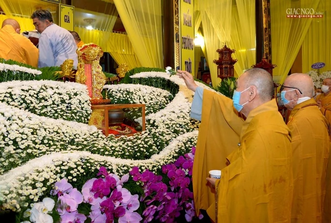 Chư tôn đức cử hành nghi lễ nhập quan